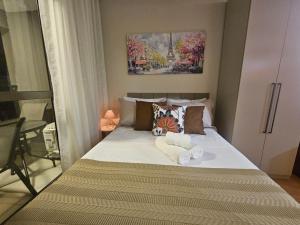 a bedroom with a bed with towels on it at Studio Itaú Metrô Conceição in São Paulo