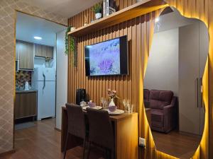 a kitchen and a dining room with a table and chairs at Studio Itaú Metrô Conceição in São Paulo