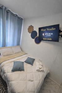 a bedroom with a bed with a sign on the wall at Blue Studio - Cozinha Privativa - Eficacia Living Abrantes in Abrantes