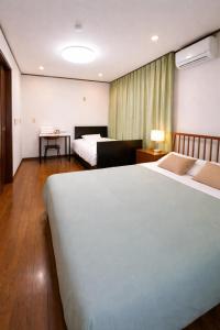 a hotel room with two beds and a table at 東京雅麗館 in Tokyo
