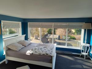 a bedroom with a bed and a view of a patio at Den Gamle Apotekergaard in Høng