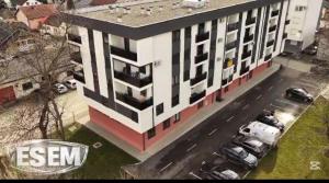 an overhead view of a building with a parking lot at ESEM stan na dan in Modriča