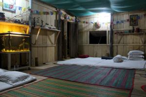 a room with two beds and a fish tank at Hijoltola Camping & Resort in Kumāran
