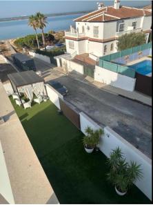an aerial view of a house with plants in a yard at Chalet con 3 habitaciones Luz De Doñana in Mazagón