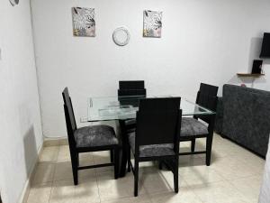 a glass table and chairs in a dining room at Apartamento Albergue - Buga in Buga