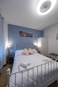 a bedroom with a large bed with a blue wall at Pippo a Vernazza Rooms in Vernazza