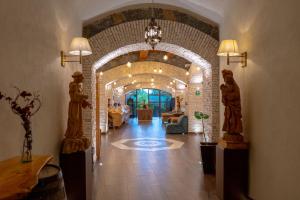 a hallway with an archway with statues of people at SANTA CECILIA LA MORA HUASCA in Huasca de Ocampo