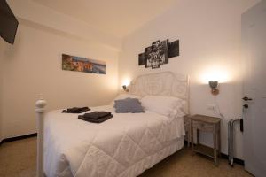 a bedroom with a white bed in a room at Pippo a Vernazza Rooms in Vernazza