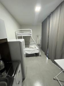 an empty hospital room with a hospital bed in it at Flat Container 3 Km do Centro de Brusque para até 4 pessoas in Brusque