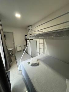 a bedroom with a bunk bed in a room at Flat Container 3 Km do Centro de Brusque para até 4 pessoas in Brusque
