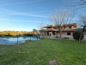 a house with a swimming pool in a yard at Montesión 71 - Casa con piscina & jardín, al lado de Puy du Fou in Toledo