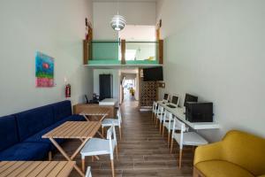 a living room with a blue couch and tables at Hotel Kéri Inn in Guadalajara +16 photos