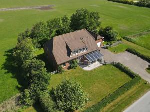 an overhead view of a house with a solarium at Hus-Pellworm-2-Ferienwohnung-Meereswelle in Pellworm
