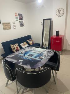 a table and chairs with a couch and a clock at 37 Intendente Doctor Jaime Gil in Río Cuarto