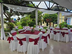 a set of tables and chairs with red bows at Alojamiento Rural Casa de Campo Erika Sofia in Rivera