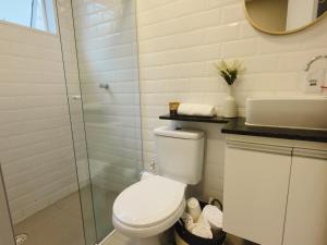 a bathroom with a toilet and a sink and a mirror at Apê Brooklin -Berrini in São Paulo +20 photos
