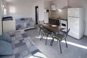 a kitchen with a table and chairs in a room at Gotas de Rocío - Balcón para 4 in San Antonio Oeste