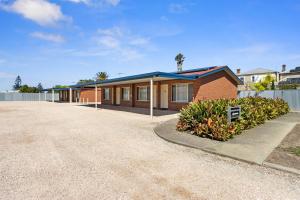 a house with a driveway in front of it at Edithburgh Seaside Motel in Edithburgh