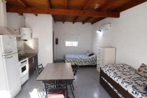 a kitchen with a table and a room with a bed at Gotas de Rocío - para 4 en San Antonio Oeste in San Antonio Oeste