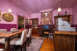 a dining room with a table and a fireplace at Auberge la Romance in La Malbaie