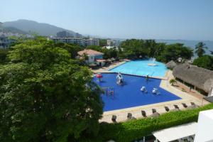 an overhead view of a swimming pool at a resort at Costa Azul Suites 403 in Santa Marta