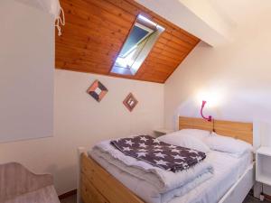 a bedroom with a bed with a window on the ceiling at Chalet terrasse - 5 pers. Cauterets calme - FR-1-401-322 in Cauterets