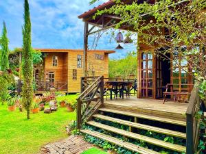 a wooden staircase leading to a house with a table at Cabañas ecológicas Xuetama in Villa de Leyva