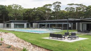 a house with a swimming pool in the middle of a yard at Launa Killcare Heights in Killcare