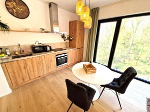 a kitchen with a table and chairs in a room at Waterloo Downtown Park in Waterloo