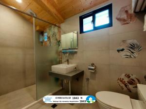 a bathroom with a sink and a toilet and a window at 山淺民宿 Yamasaki Old House in T'ai-pin-ts'un +30 photos