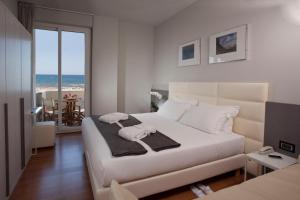 Un pat sau paturi într-o cameră la Hotel Ascot & Spa