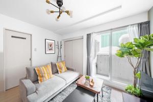 ein Wohnzimmer mit Sofa und Fenster in der Unterkunft RT2 103 rk in Sapporo + 34 Fotos