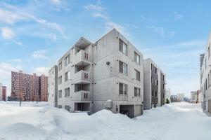 ein Gebäude, umgeben von Schnee in einer Stadt in der Unterkunft RT2 103 rk in Sapporo