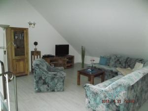 un soggiorno con due divani e una TV di Ferienhaushälfte Lütow a Lütow