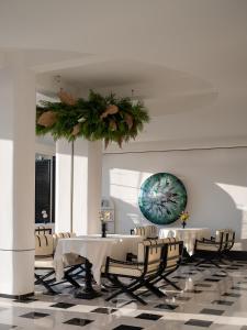 a dining room with a table and chairs at Dali Shuanglang Erhai Lake in Dali Shuanglang