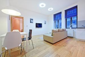un soggiorno con divano e tavolo di Family Apartments a Praga