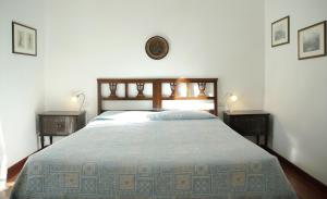 ラ・スペツィアにあるLa Giara del Centroのベッドルーム1室(大型ベッド1台、ナイトスタンド2台付)