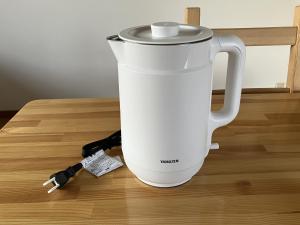 a white blender sitting on a table with a tag at ゲストハウスわたうさぎ in Tsuruoka