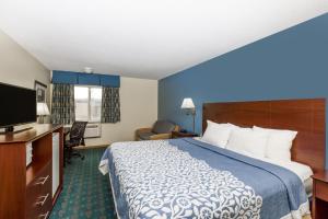 Un pat sau paturi într-o cameră la Days Inn by Wyndham Sioux City