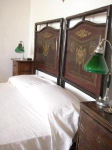 una camera con un letto e due lampade su un comò di A zerbi a Cittanova