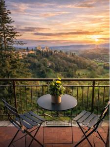 a table and chairs on a balcony with a view at Vita Toscana in Chiusi