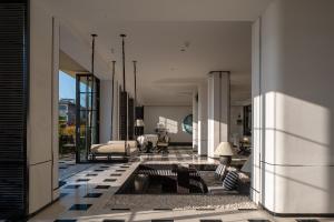 a lobby with a pool in the middle of a building at Dali Shuanglang Erhai Lake in Dali Shuanglang