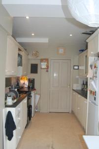 Кухня або міні-кухня у Monkstown Private House Homestay