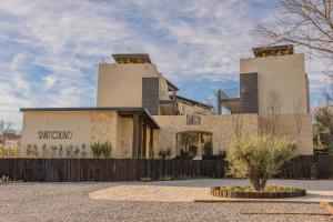 ein Gebäude mit zwei Türmen an der Spitze in der Unterkunft Hotel Santolivo by Lumina in Parras de la Fuente