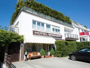 ein Hotel mit einem davor geparkt in der Unterkunft Hotel Giesing in München