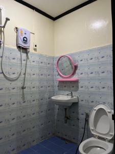 a bathroom with a toilet and a sink at Janh Ya Phone Guesthouse in Pakbeng