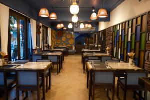 a restaurant dining room with tables and chairs at U Chiang Mai in Chiang Mai