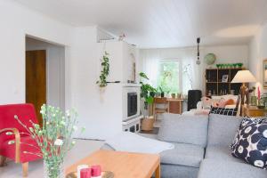 a living room with a couch and a table at Villa Rimppari täydellinen porukalle 9 hlö puusauna nuotiopaikka ja parkki in Oulu