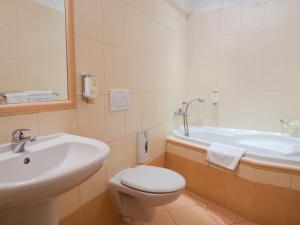 Koupelna v ubytování Hotel Cvilín