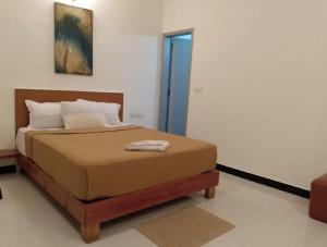a bedroom with a bed in a room at Hangout at Nandi Hills in Nandigunda